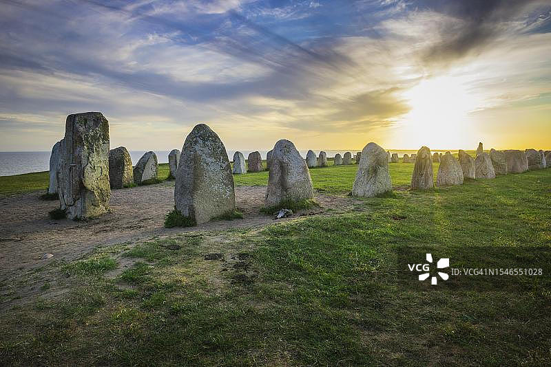 在瑞典斯科讷省 Kaseberga 的 Ales Stenar 遗址航行的船只图片素材