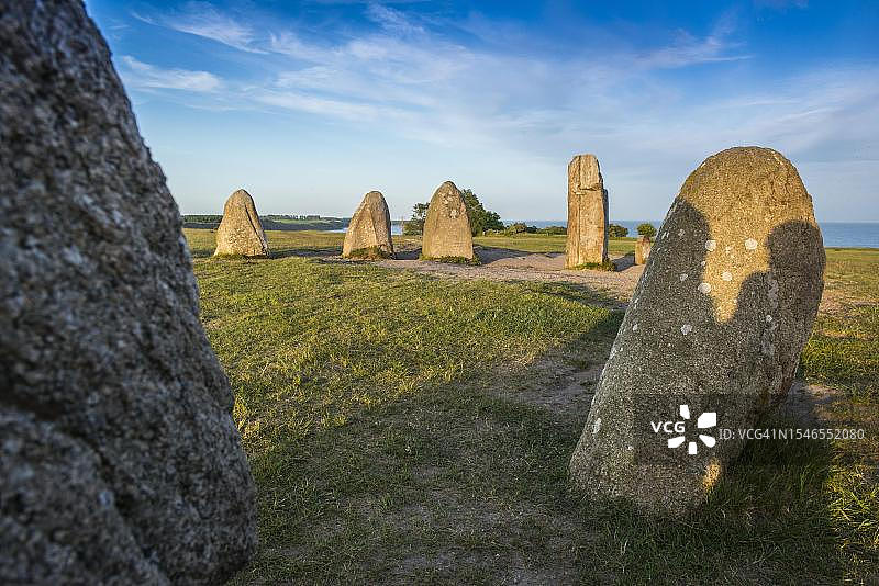 在瑞典斯科讷省 Kaseberga 的 Ales Stenar 遗址航行的船只图片素材