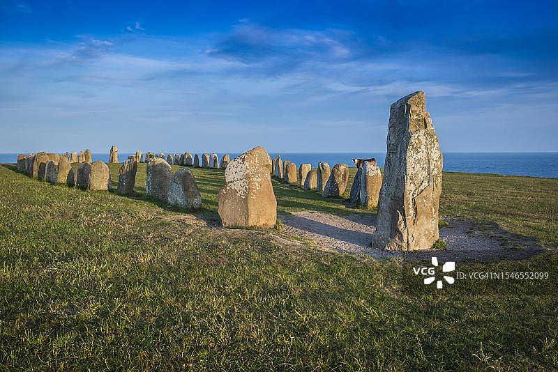 在瑞典斯科讷省 Kaseberga 的 Ales Stenar 遗址航行的船只图片素材