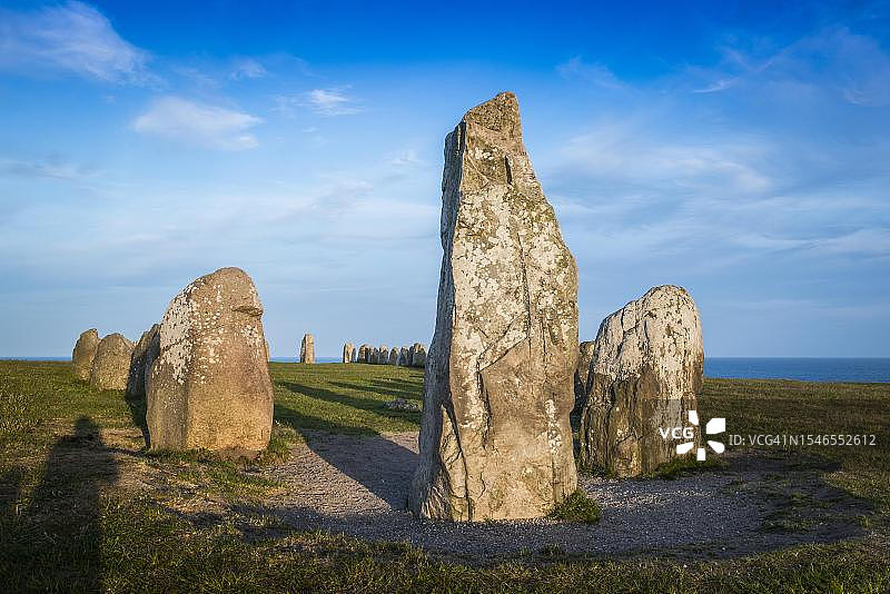 在瑞典斯科讷省 Kaseberga 的 Ales Stenar 遗址航行的船只图片素材