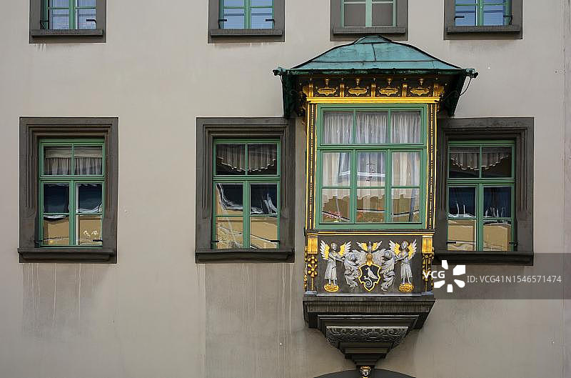 德国图林根魏玛 Marktstrasse 装饰着金色和天使的阳台图片素材