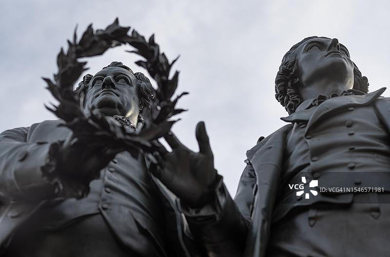 德国魏玛，恩斯特·里切尔的双人歌德-席勒纪念碑，月桂花环图片素材