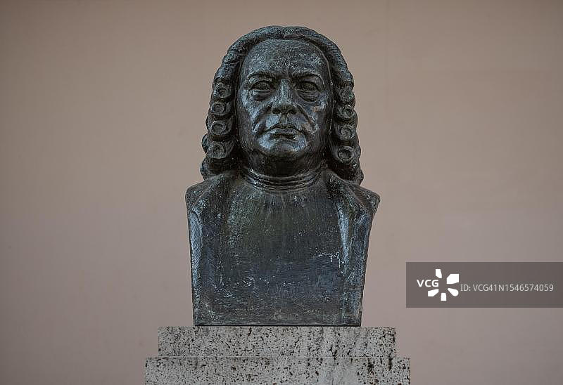 德国魏玛民主广场的约翰·塞巴斯蒂安·巴赫半身像纪念碑图片素材