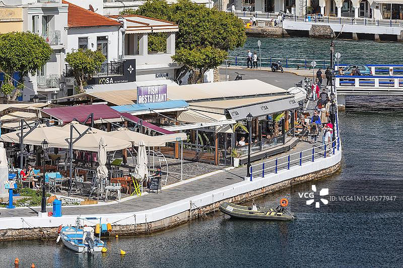 希腊克里特岛圣尼古拉奥斯港口餐厅图片素材