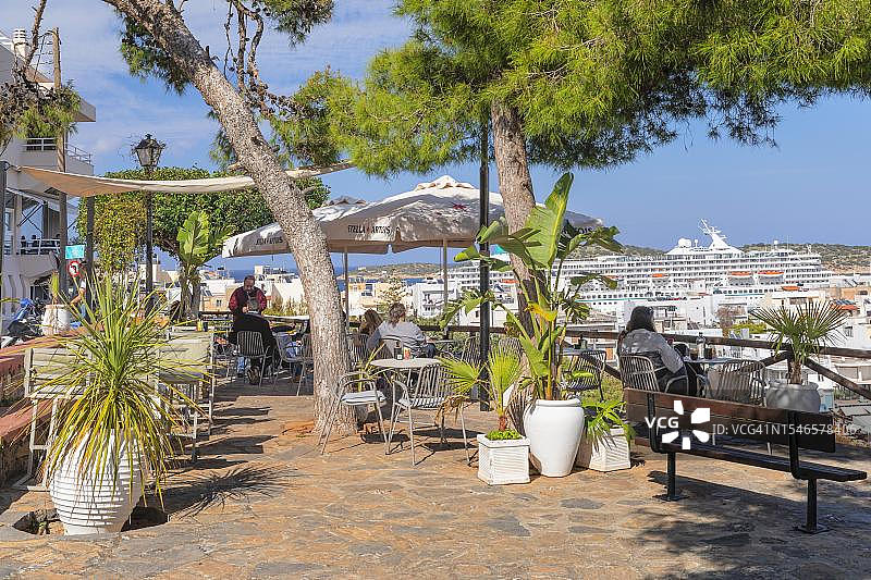 克里特岛阿吉奥斯·尼古拉奥斯镇和沃利斯梅尼湖观景点的咖啡馆图片素材