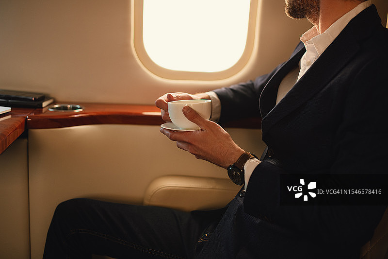 CEO在飞机头等舱喝咖啡图片素材
