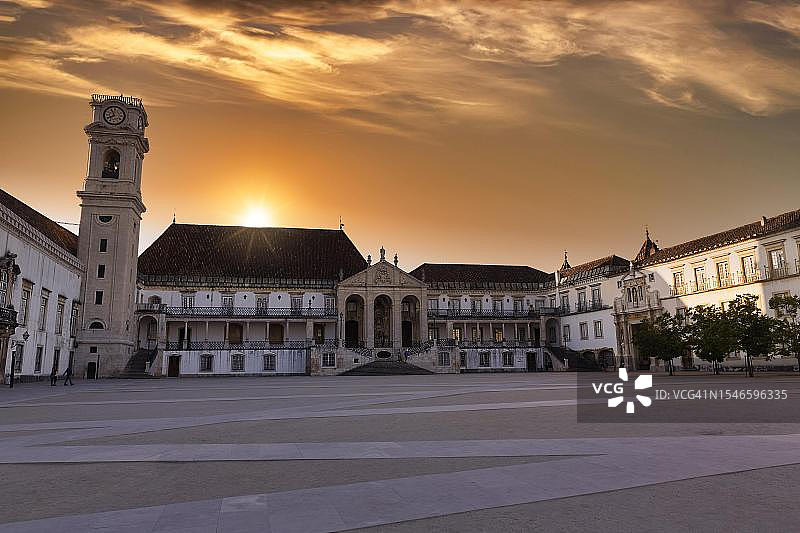 科英布拉大学历史建筑，含宫殿和钟楼，联合国教科文组织世界遗产，葡萄牙科英布拉中心区日落景色图片素材