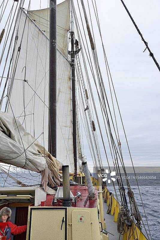 挪威罗弗敦：双桅船诺德利希特号了望台上的男人图片素材