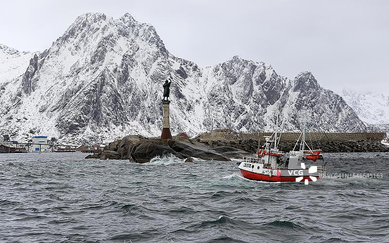 挪威罗弗敦群岛斯沃尔韦尔港入口处的渔妇青铜雕像图片素材