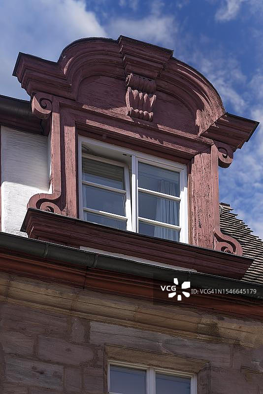 德国纽伦堡阿尔布雷希特-丢勒大街11号住宅楼的历史悠久的凸窗图片素材