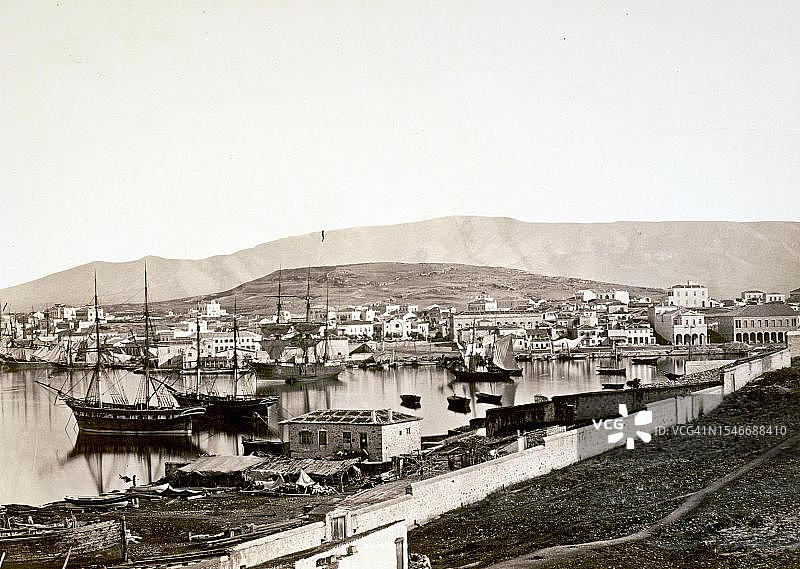 1875年希腊比雷埃夫斯港口（数字化修复的19世纪原版）图片素材