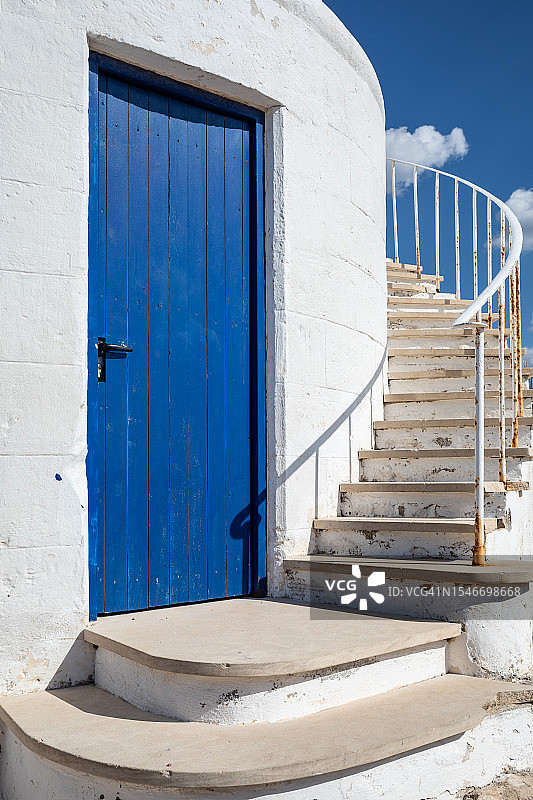 带有蓝色门和螺旋楼梯的迷人帕福斯灯塔图片素材