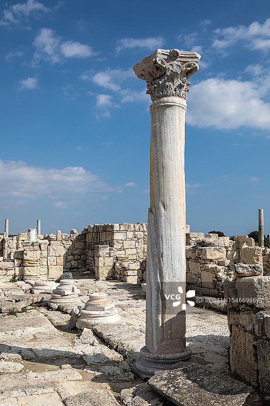 古老的回声：塞浦路斯古罗马城市遗址中的风化石柱图片素材
