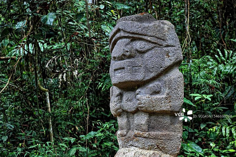 哥伦比亚共和国圣奥古斯丁考古遗址史前熔岩和玄武岩雕刻图片素材