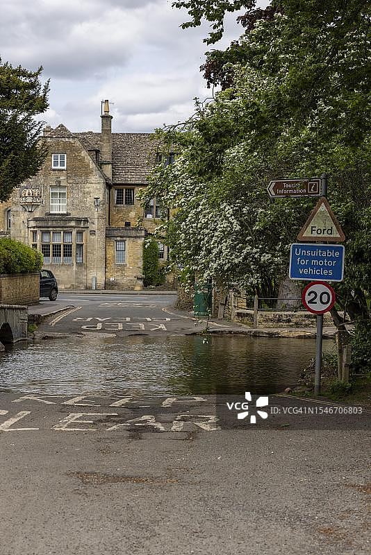 穿过温德拉什河的福特汽车，水上伯顿，科茨沃尔德，格洛斯特郡，英国图片素材