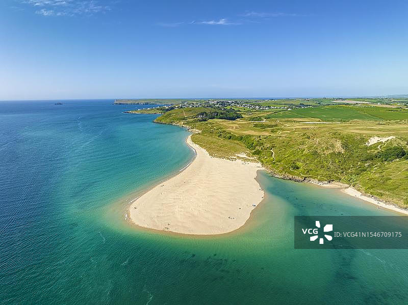 岩石海滩鸟瞰图，康沃尔北部骆驼河中的沙洲，远处是特雷贝瑟里克村，英国图片素材