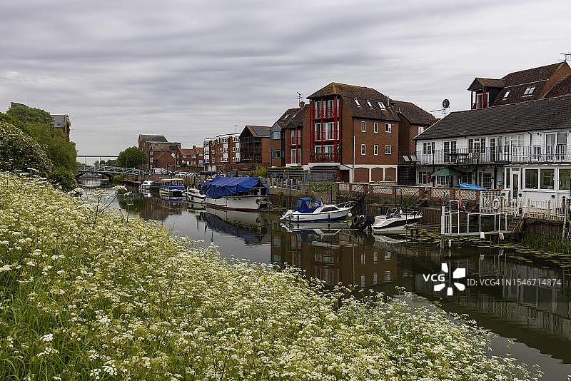 英国格洛斯特郡特克斯伯里埃文河上的桥梁和古老建筑图片素材