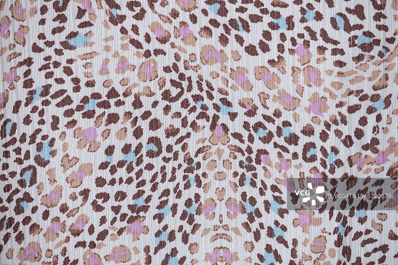 狂野时尚：豹纹粉色面料背景图片素材