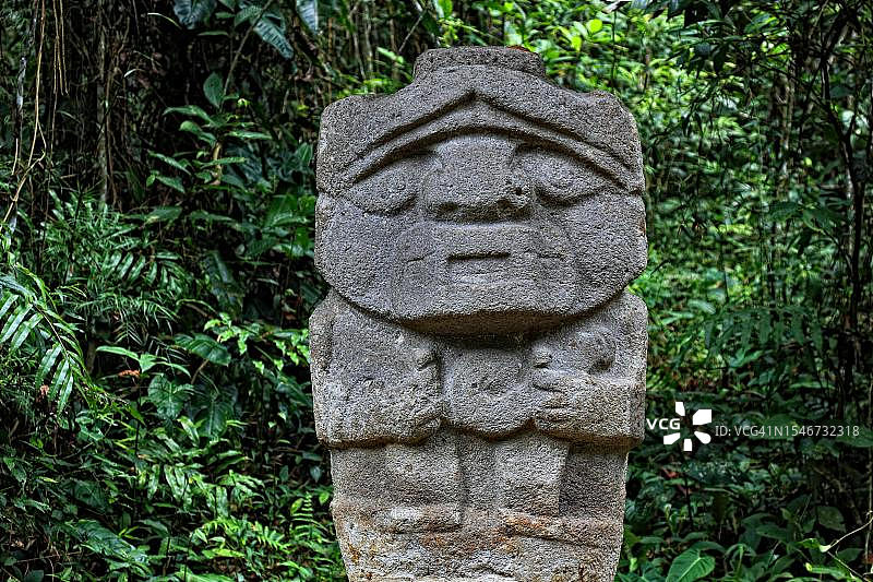 哥伦比亚共和国圣奥古斯丁考古遗址史前熔岩和玄武岩雕刻图片素材