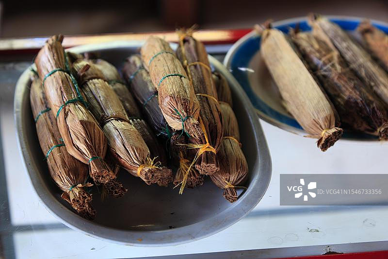 哥伦比亚特色美食：香蕉叶包裹米饭和椰子饭图片素材