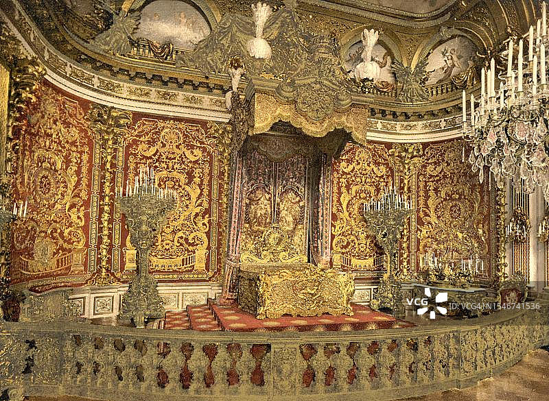 德国巴伐利亚州海伦基姆湖宫的皇家卧室，约1900年，历史照片图片素材
