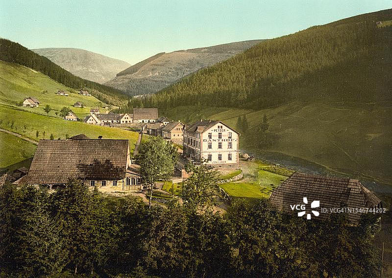 克尔科诺谢山脉施内科佩山脚下的佩策，如今是捷克共和国的佩茨波德斯涅日科，德国，大约1900年，历史照片，当时照片的数字修复复制品图片素材