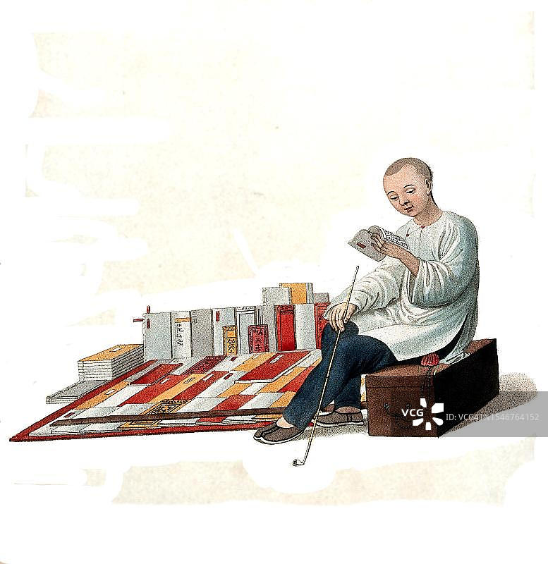 1810年，坐在箱子上在街上读书的中国书商（19世纪原版数字修复再现）图片素材
