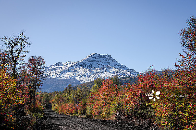 通往秋季雪山火山的碎石路图片素材