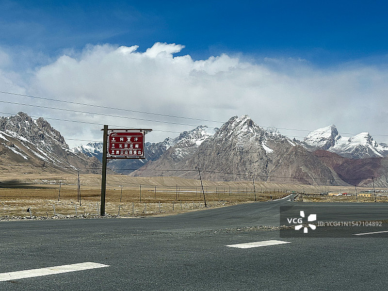 中国新疆喀什的帕米尔高原雪山公路图片素材