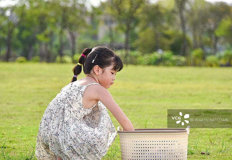 欢乐时光：在公园里晾衣服的亚洲小女孩（6-7岁），中国广东省江门市图片素材