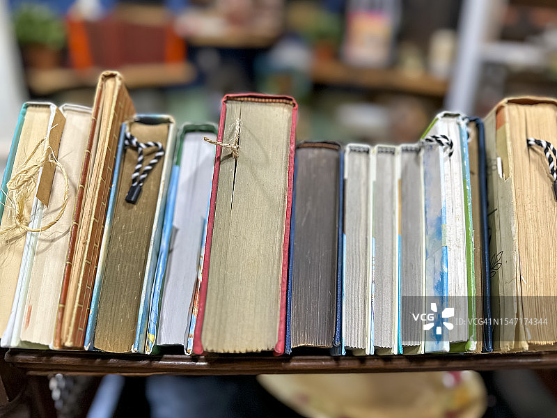 书桌木架上的一摞复古书籍图片素材