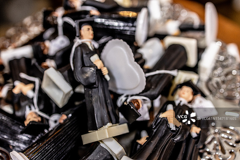 跳蚤市场上的塑料毕业小人模型图片素材