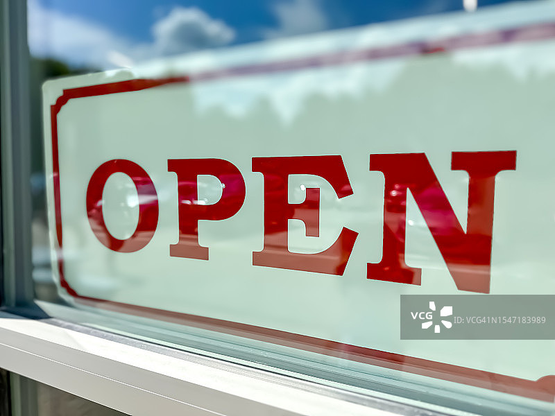 带有云景细节的营业中标志图片素材