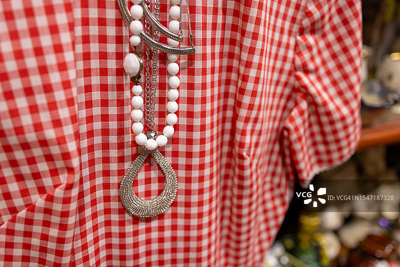 复古红白波点连衣裙搭配古董跳蚤市场项链图片素材