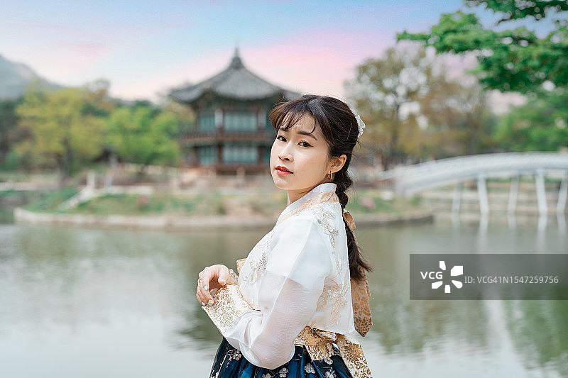 游客身穿韩国传统韩服参观首尔景福宫，了解历史，放松身心图片素材