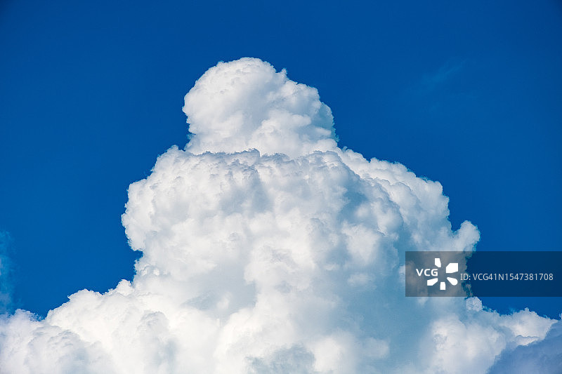 盛夏的积雨云和蓝天图片素材