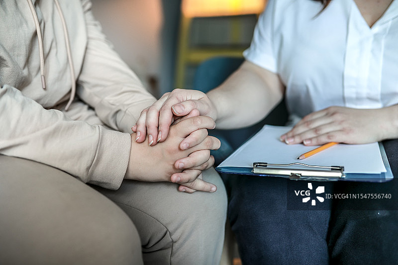 心理咨询师安慰超重少女，提供支持图片素材