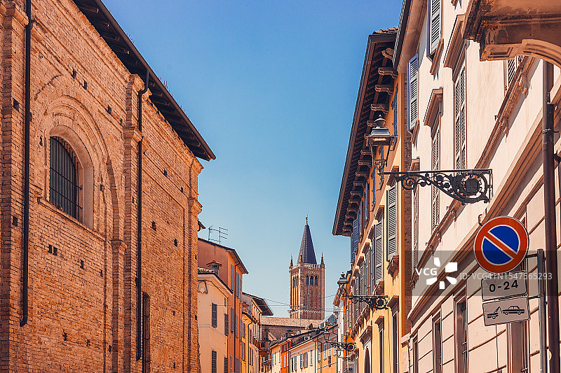 意大利帕尔马阳光明媚的狭窄街道和历史建筑图片素材