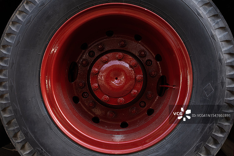 重型机械的黑色轮胎红色旧轮子图片素材