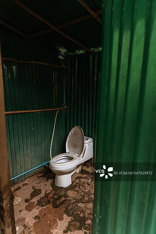 泰国丛林小屋内的厕所图片素材
