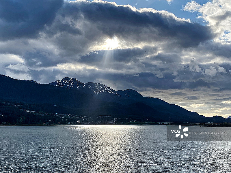 朱诺阳光穿透云层图片素材
