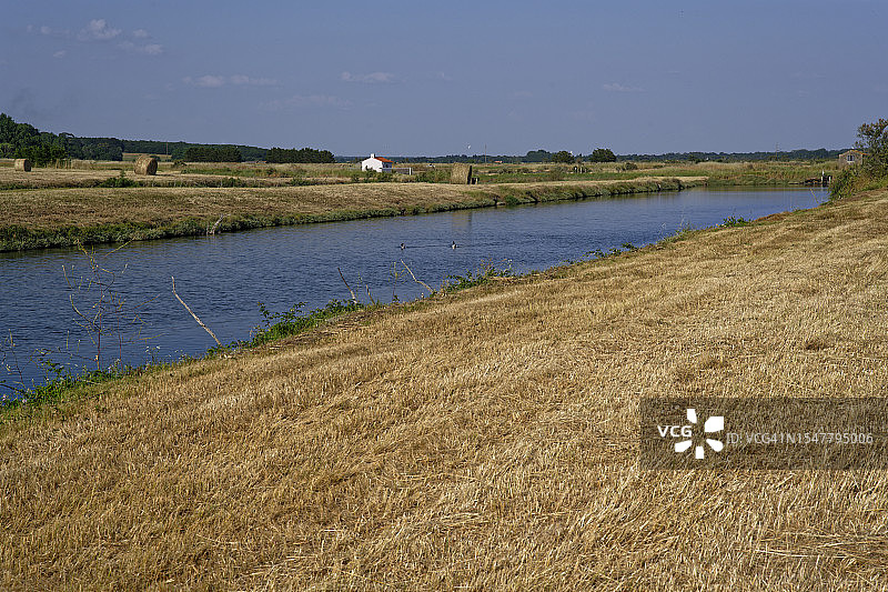圣吉莱斯-克鲁瓦德维附近的旧盐沼图片素材