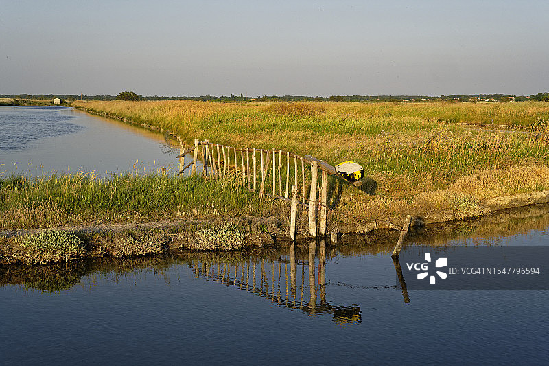 旧盐沼中的小型木栅栏图片素材
