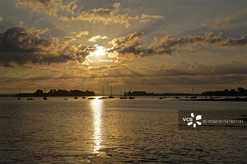 莫尔比昂湾日落图片素材