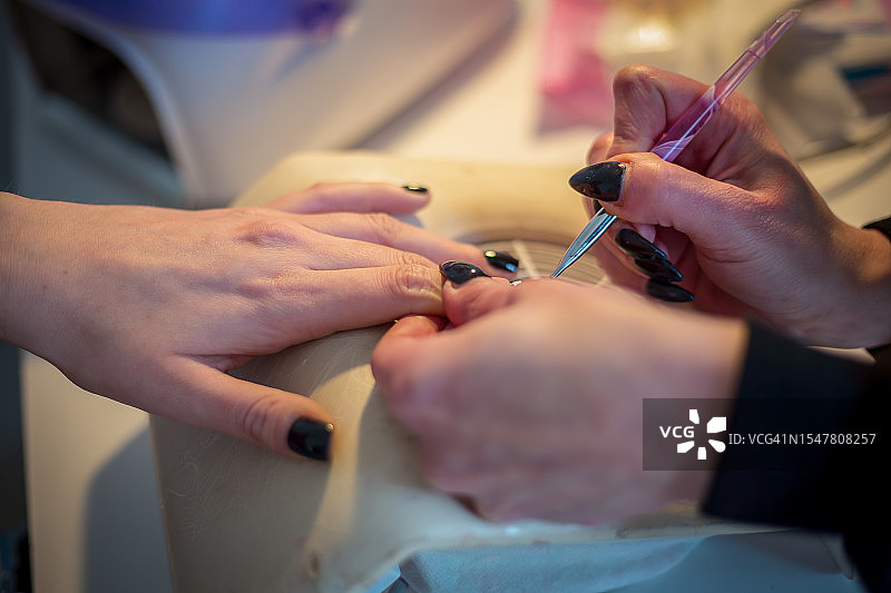 做美甲的女人图片素材