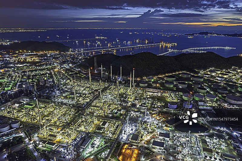 炼油厂和石油化工厂区及塔柱航拍图片素材