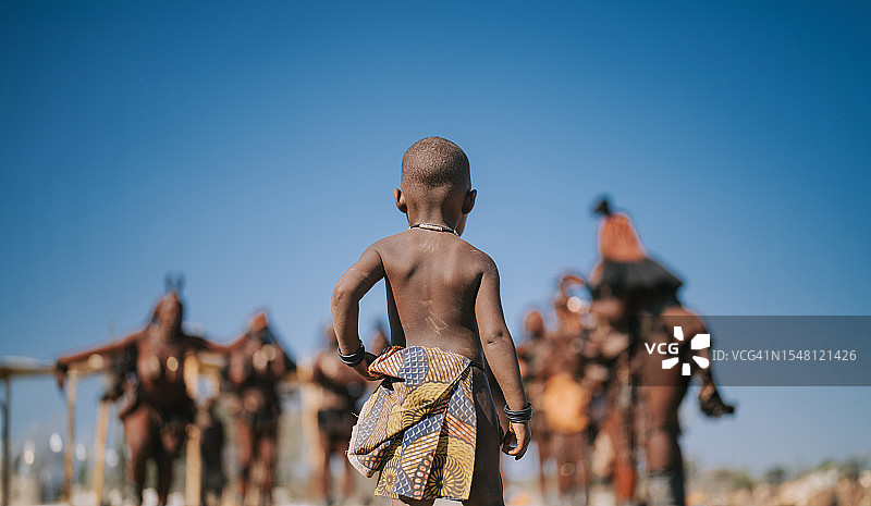 纳米比亚辛巴族儿童观看村民的后视图图片素材