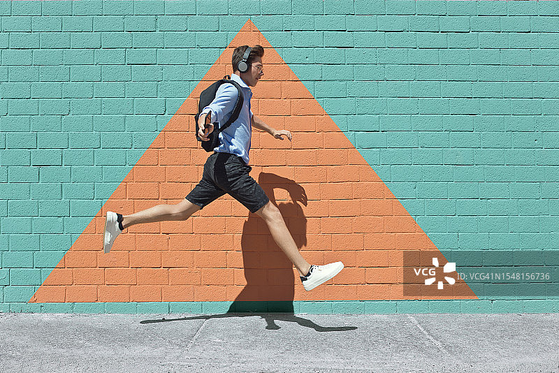 从人群中脱颖而出图片素材