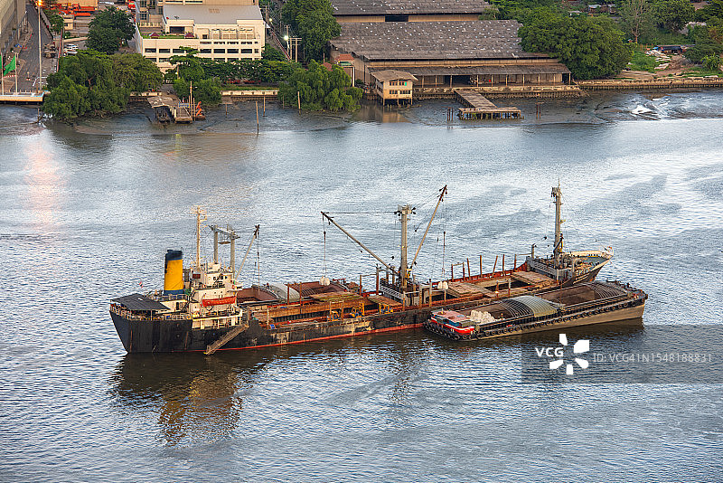 货船装载货物，从小船到大船图片素材