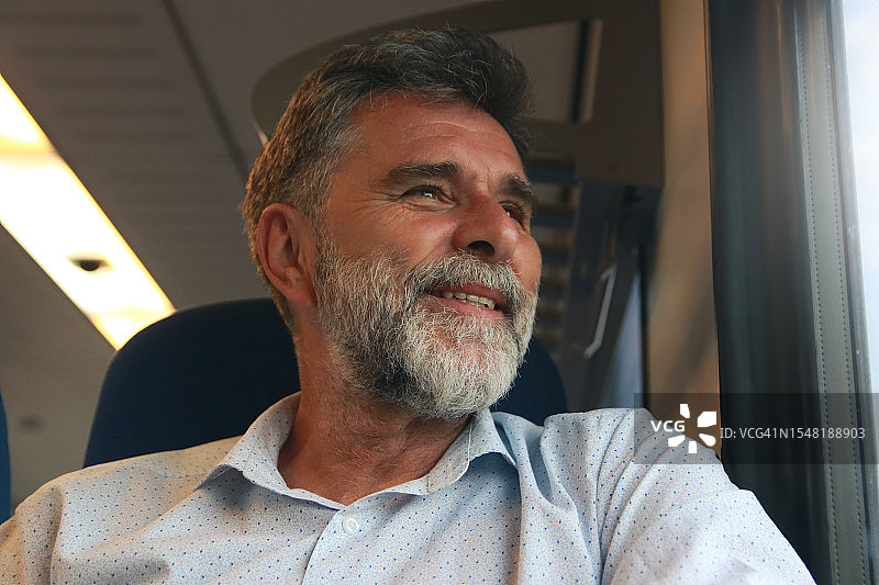 火车上的通勤者肖像图片素材